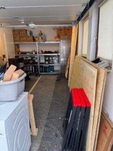 Aufgeräumte Garage mit vorbereitetem Arbeitsbereich für den Werkbankbau