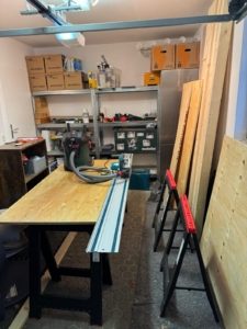 Zuschnitt von Holzplatten mit Tauchsäge und Führungsschiene beim Werkbankbau in der Garage