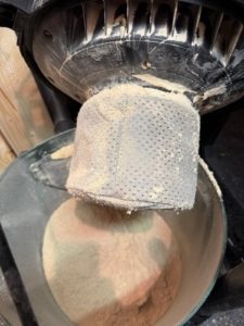 Mit feinem Holzstaub zugesetzter Staubsaugerfilter in der Werkstatt