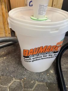 Zusammengedrückter Kunststoff-Eimer durch Unterdruck