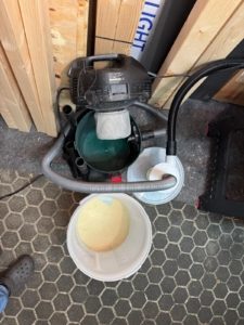 Feiner Holzstaub im Eimer unter dem Zyklonabscheider